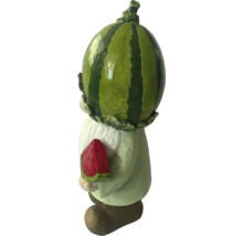 Gnom de grădină cu pălărie de pepene verde și felie de pepene verde