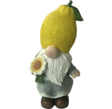 Gnom de grădină cu pălărie de lămâie și floarea-soarelui