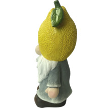 Gnom de grădină cu pălărie de lămâie ca decor