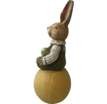 Decoratiune iepure de Paste asezat pe o sfera