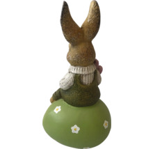 Iepure de Paște pe decor de ou de Paște, decor de grădină