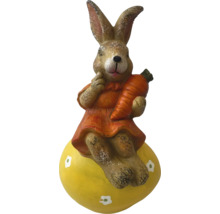 Figurină decorativă de iepure cu morcov pe ou galben pentru Paște