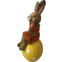 Iepure de Paște pe un ou galben ca decorațiune de grădină