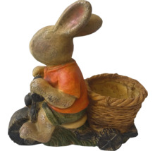 Figurină decorativă de iepuraș pe motocicletă cu coș pentru grădină