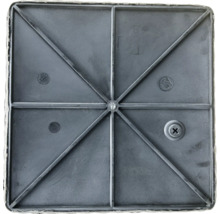 Vizualizare detaliată a unei plăci pătrate cu întărituri