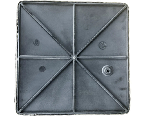 Vizualizare detaliată a unei plăci pătrate cu întărituri