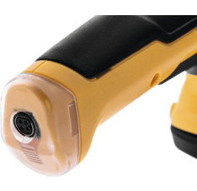 Imagine detaliată a unui instrument de măsură cu mâner negru și carcasă galbenă