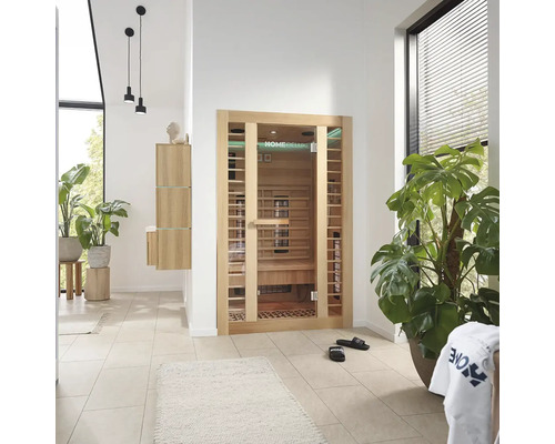Cameră luminoasă cu saună Home Deluxe, plante și mobilier de baie.