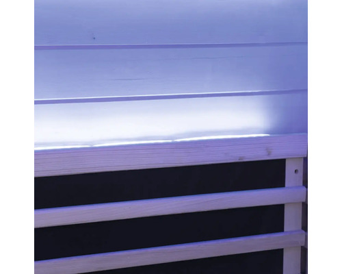 Placare din lemn cu lamele orizontale şi iluminare