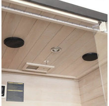 Interiorul unei saune cu difuzoare, lampă și ventilație