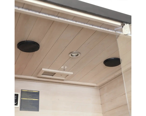 Interiorul unei saune cu difuzoare, lampă și ventilație