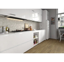 Bucătărie luminoasă cu dulapuri albe, podea din lemn și dotări moderne.