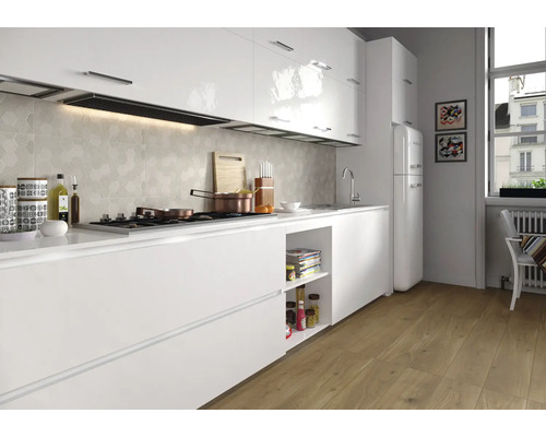 Bucătărie modernă cu dulapuri albe, plită și podea din lemn