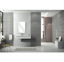 Baie modernă cu chiuvetă, oglindă, faianță și duș.