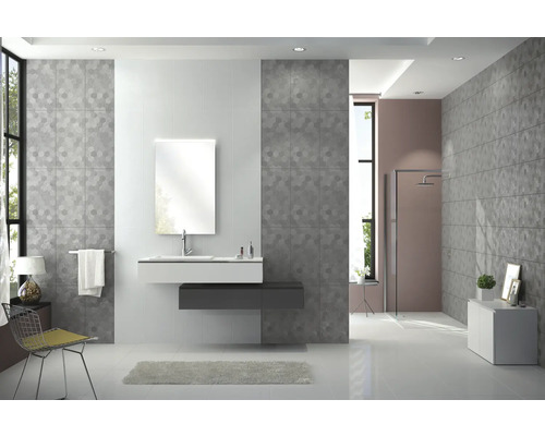 Baie modernă cu chiuvetă, oglindă, faianță și duș.