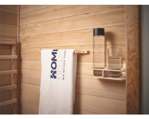 Prosop cu logo-ul Hornbach, sticlă de băut și pahar în zona de saună
