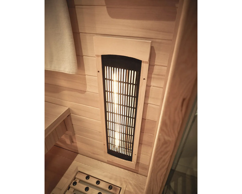 Prim-plan cu o saună cu radiator infraroșu