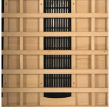 Prim-plan cu structura de lemn a unei saune cu grilă de ventilație.