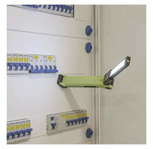 Lumină de lucru cu fixare magnetică pe o cutie de siguranțe