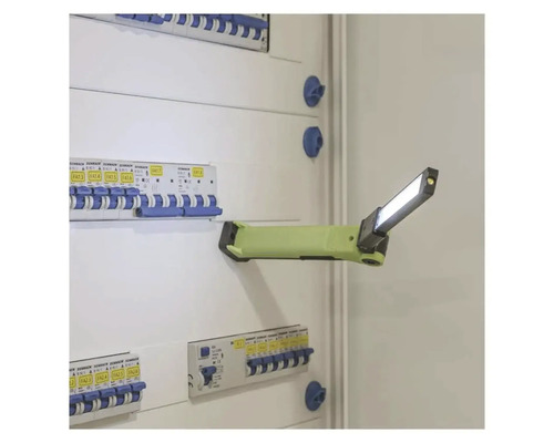 Lumină de lucru cu fixare magnetică pe o cutie de siguranțe