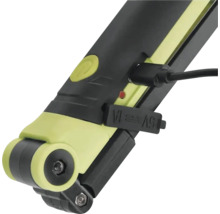 Prim-plan al unei lămpi de lucru cu cablu de încărcare