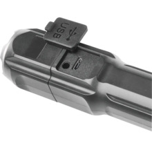 Prim-plan al unui port de încărcare USB al unei lanterne