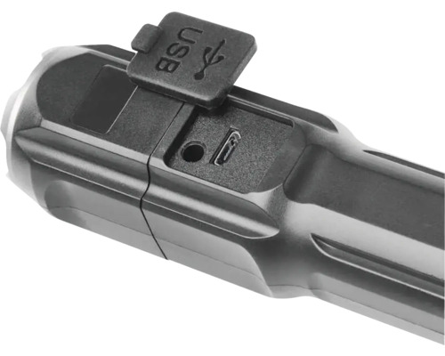 Prim-plan al unui port de încărcare USB al unei lanterne