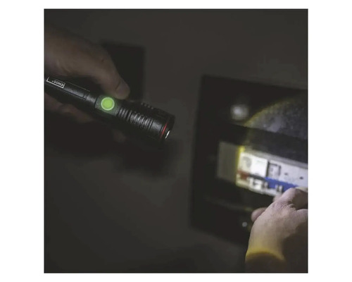 O persoană luminează o cutie de siguranțe cu o lampă de inspecție.