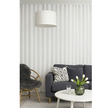 Cameră de zi cu canapea, fotoliu, măsuță de cafea și lampă