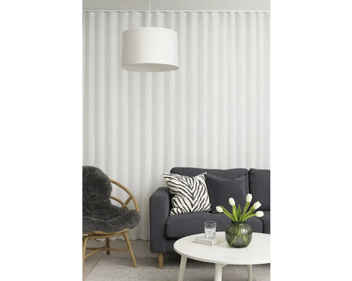 Cameră de zi cu canapea, fotoliu, măsuță de cafea și lampă