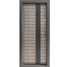 Ușă de intrare modernă cu aspect orizontal de lemn și element decorativ vertical