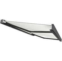 Copertină retractabilă extinsă cu brațe articulate și pânză deschisă la culoare