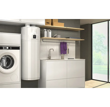 Spălătorie cu mașină de spălat, chiuvetă și boiler