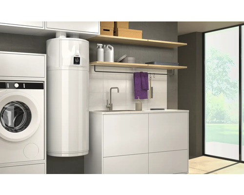 Spălătorie cu mașină de spălat, chiuvetă și boiler