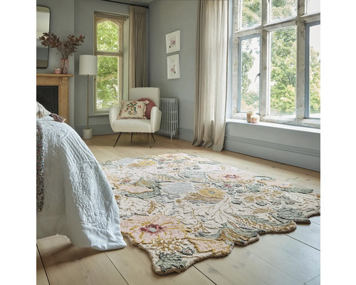 Dormitor cu pat, fotoliu, fereastră, perdele și covor cu model floral