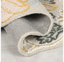 Vizualizare detaliată a unui covor cu model cu o margine îndoită