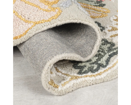 Vizualizare detaliată a unui covor cu model cu o margine îndoită