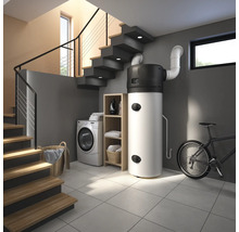 Spălătorie luminoasă cu scară, mașină de spălat, raft, boiler de apă caldă și bicicletă