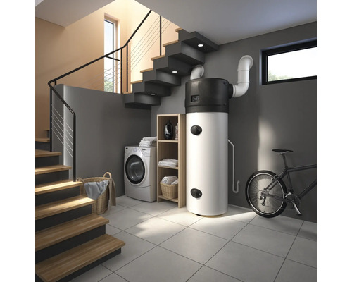 Spălătorie luminoasă cu scară, mașină de spălat, raft, boiler de apă caldă și bicicletă