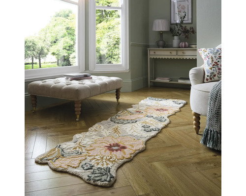 Living decorativ cu covor cu model, taburet și fotoliu