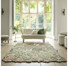 Cameră de zi cu covor floral, bancă și fereastră mare pentru o atmosferă luminoasă și prietenoasă