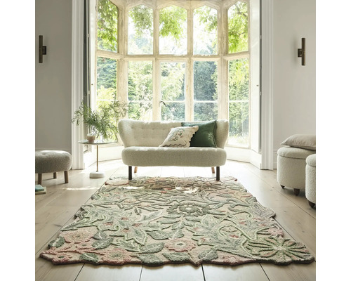 Cameră de zi cu covor floral, bancă și fereastră mare pentru o atmosferă luminoasă și prietenoasă