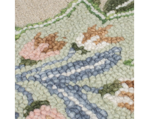 Detaliu al unui covor cu model floral