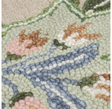 Prim-plan cu un covor cu model floral