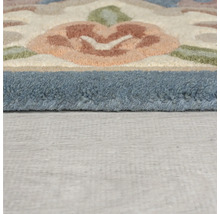 Vizualizare detaliată a covorului cu model floral