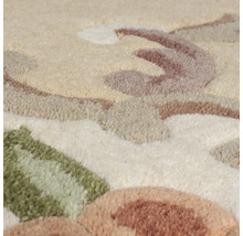 Prim-plan cu un covor cu model floral