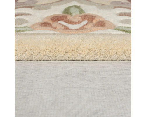 Prim-plan al unui covor cu motiv floral și suprafață texturată.