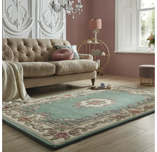 Un living cu o canapea, un covor și obiecte decorative