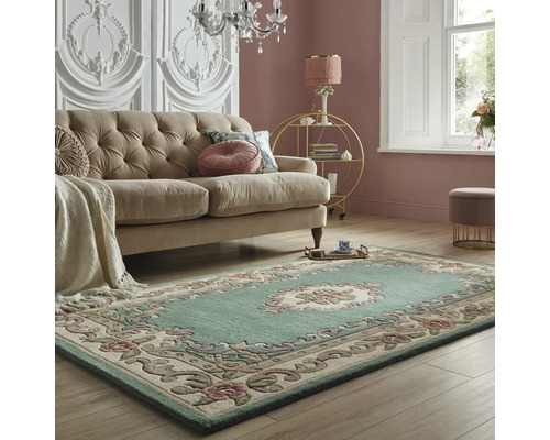 Un living cu o canapea, un covor și obiecte decorative