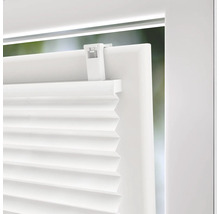 Imagine detaliată cu o jaluzea plisată albă pe o fereastră